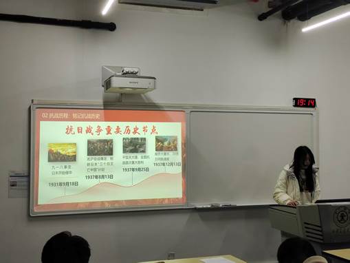 冰箱上贴着许多海报AI 生成的内容可能不正确。